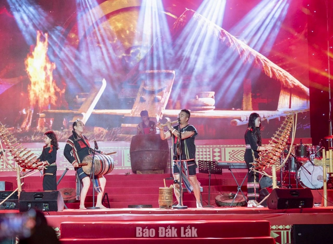 Báo Dân Xã Phần trình diễn của ban nhạc