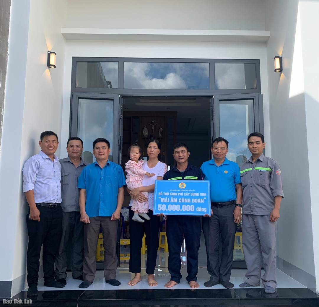 LĐLĐ tỉnh cùng công đoàn xã Hòa Phú trao bảng hỗ trợ kinh phí xây nhà cho anh Nguyễn Gia Long