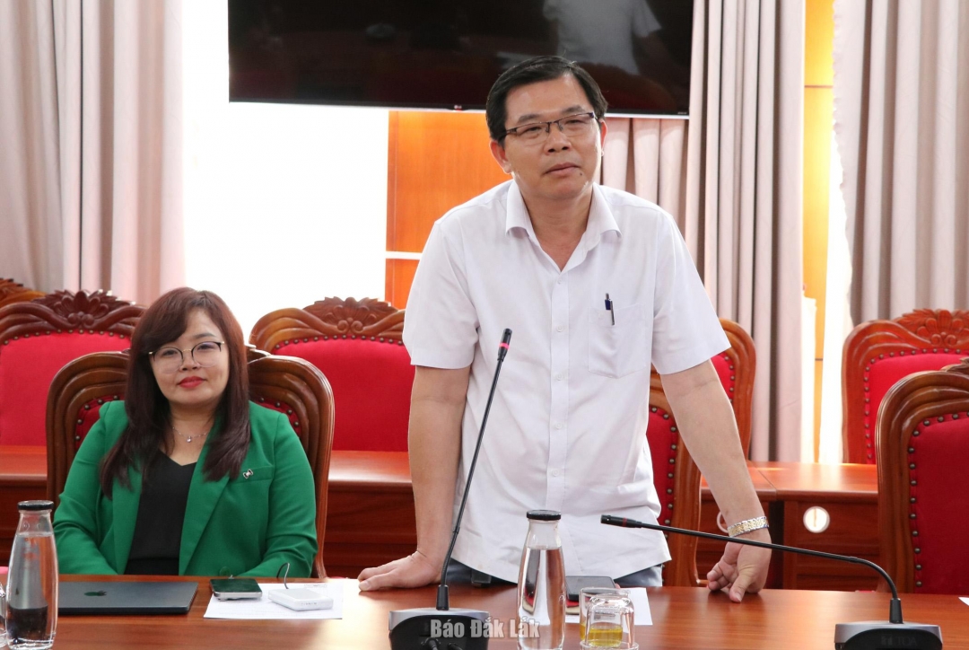 Nhà báo Công Lý, Đại diện Báo Nhân Dân tại Miền Trung - Tây Nguyên, phát biểu ý kiến tại giao ban.