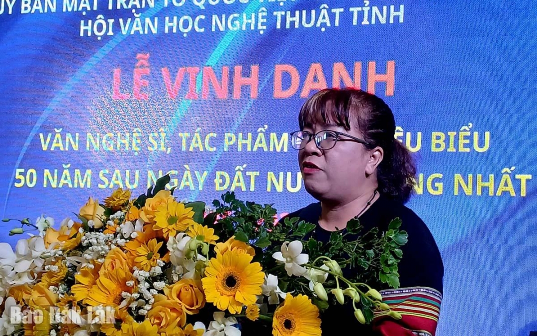 Bà Niê Thanh Mai, Chủ tịch Hội Văn học Nghệ thuật tỉnh phát biểu tại buổi vinh danh