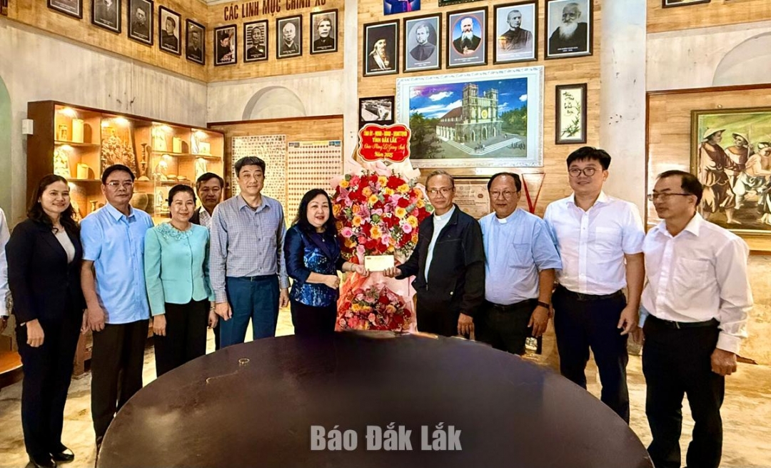 Phó Bí thư Thường trực Tỉnh ủy, Chủ tịch HĐND tỉnh Cao Thị Hòa An cùng đoàn công tác tặng quà, chúc giáng sinh an lành đến Linh mục Trương Minh Thái, Chánh xứ Giáo xứ Mằng Lăng và bà con giáo dân.