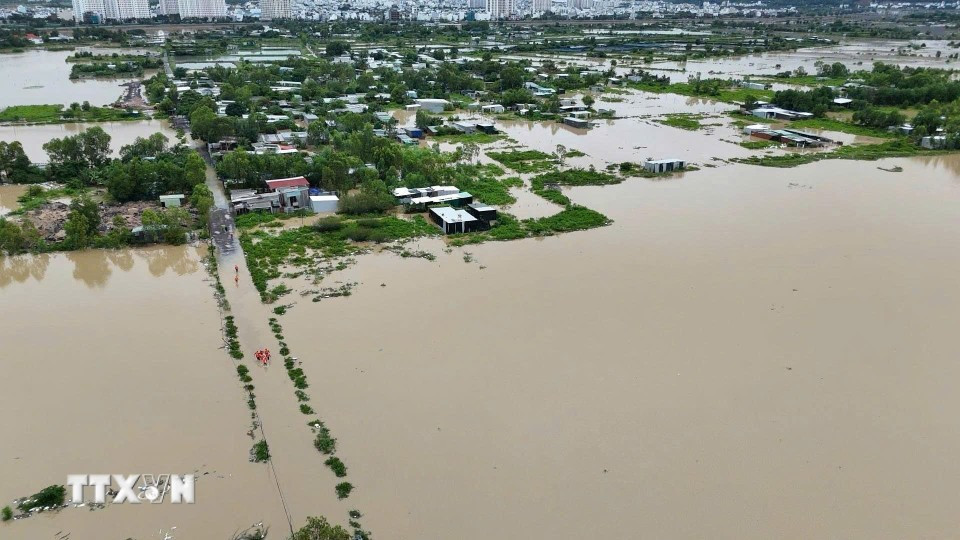 Mưa lớn gây ngập lụt ở phường Nam Nha Trang (Khánh Hòa). Ảnh: TTXVN