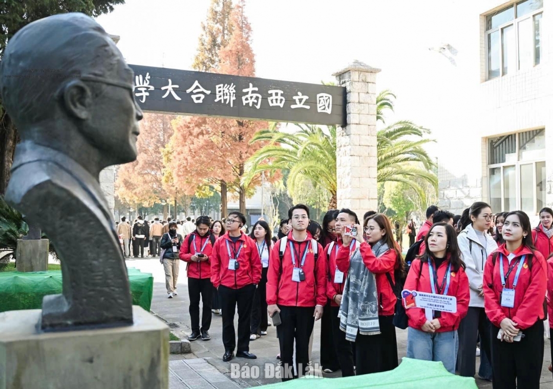 Các đại biểu tham quan, tìm hiểu Đại học Liên hợp Tây Nam.