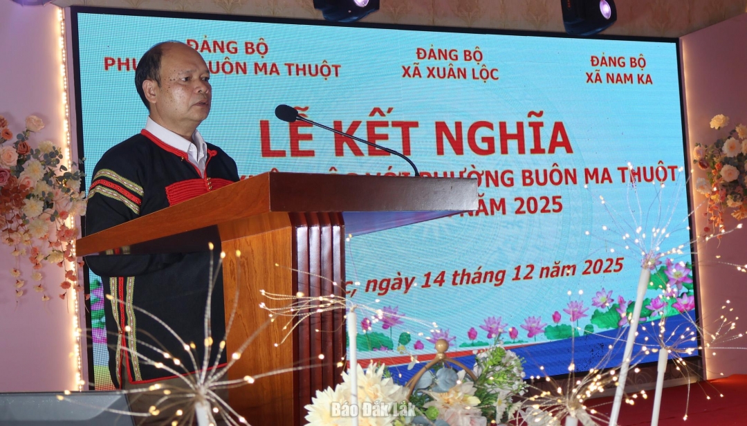 Bí thư Đảng ủy, Chủ tịch HĐND xã Nam Ka Y Săn Ayun phát biểu ý kiến tại chương trình.