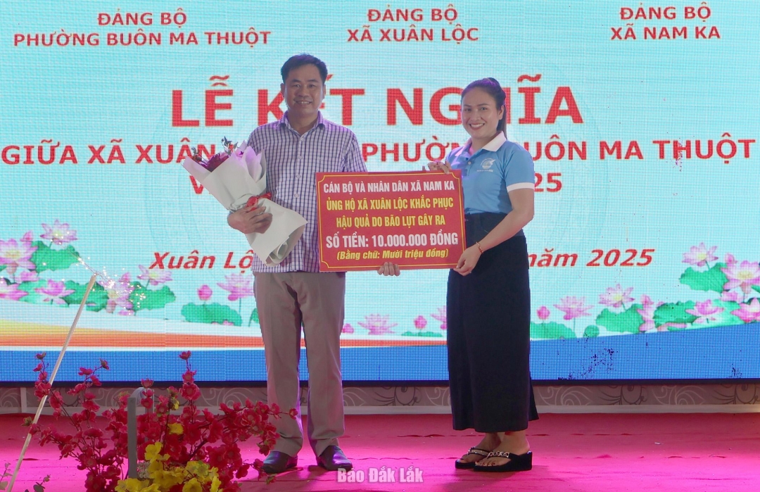 Ủy ban MTTQ Việt Nam xã Nam Ka đã hỗ trợ 100 triệu đồng để xã Xuân Lộc khắc phục thiệt hại do mưa bão.