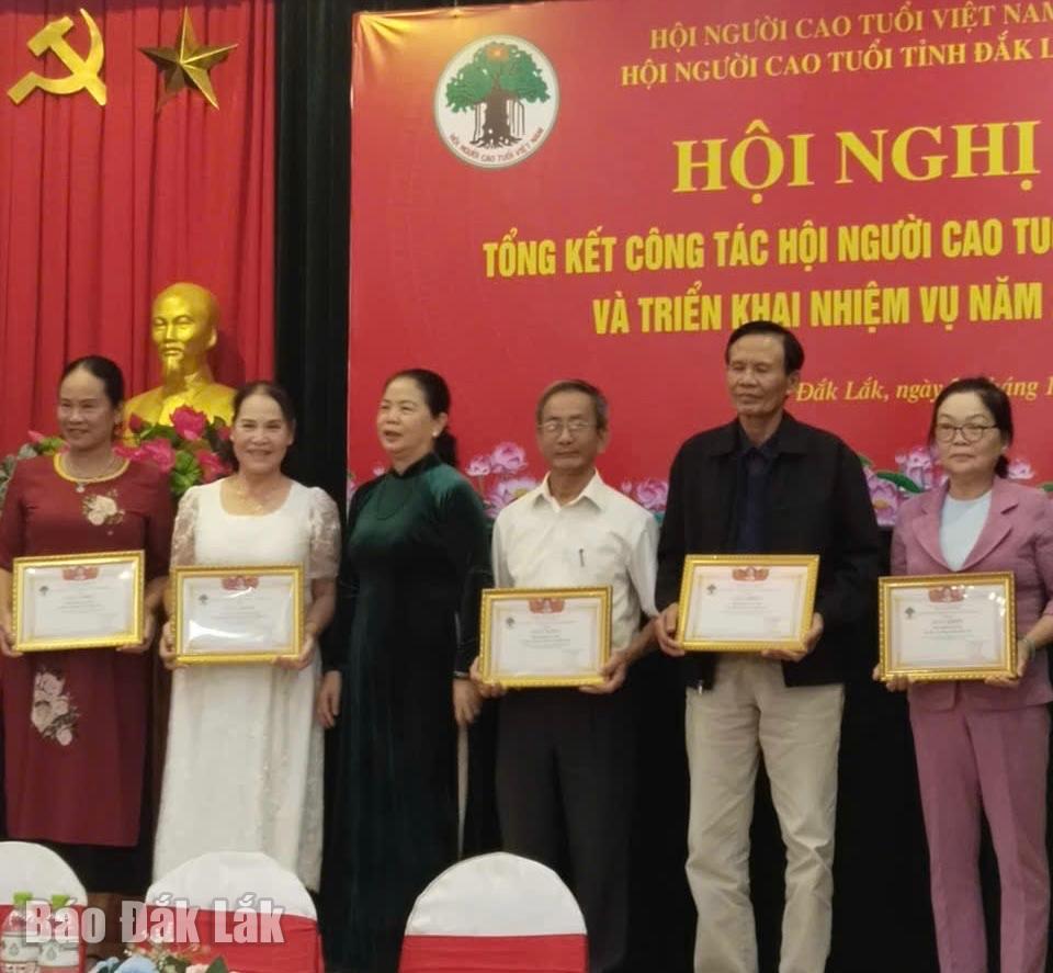 Các tập thể, cá nhận nhận bằng khen vì có thành tích xuất sắc trong phong trào thi đua Tuổi cao-gương sáng