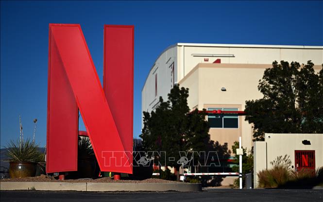 Biểu tượng của công ty dịch vụ truyền hình trực tuyến Netflix ở Albuquerque, New Mexico, Mỹ. Ảnh: AFP/TTXVN