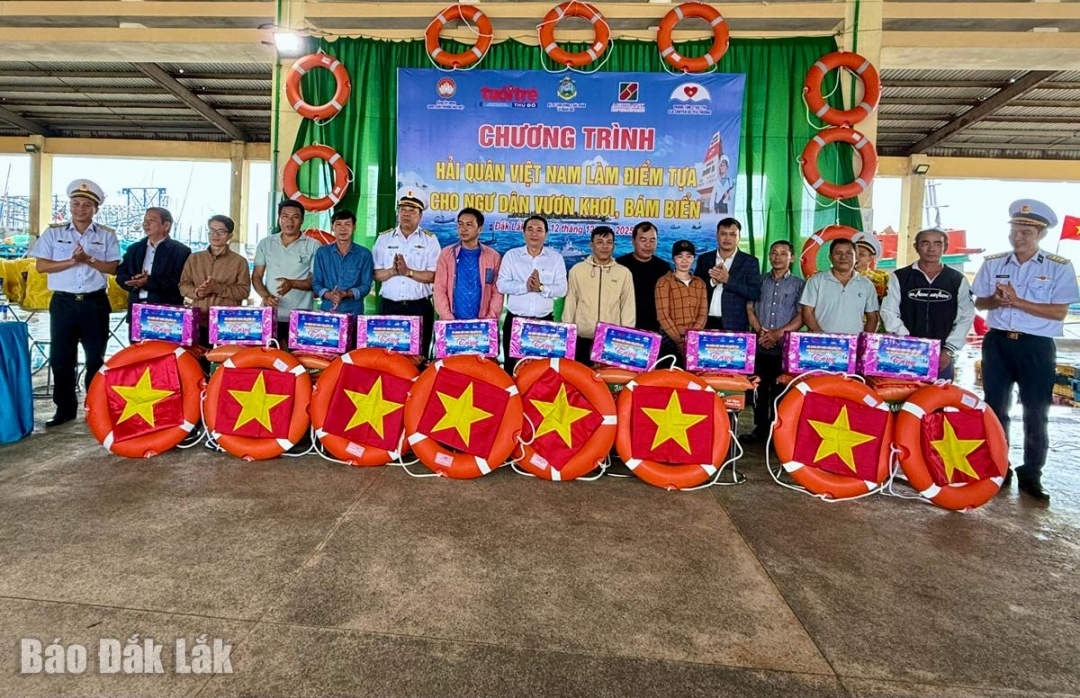 Lữ đoàn 682 cùng các đơn vị trao 10 suất quà cho 10 gia đình ngư dân, chủ tàu cá tiêu biểu trong chống khai thác IUU.