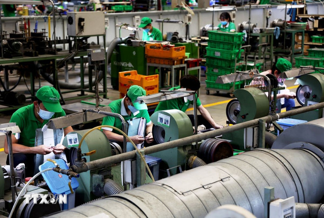 Người lao động làm việc tại khu công nghiệp Tân Phú Trung, huyện Củ Chi, Thành phố Hồ Chí Minh. Ảnh: TTXVN