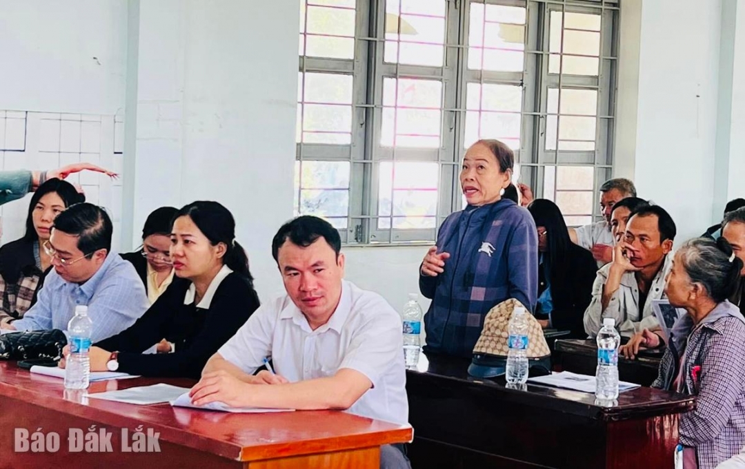 Người dân nêu ý kiến tại hội nghị.