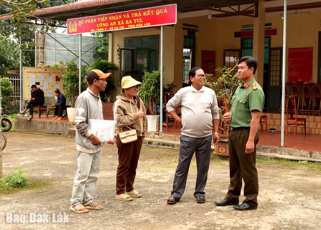 Ông Y Linh Bdap (thứ hai từ phải qua), người có uy tín của buôn Đrao trao đổi công việc với công an xã giúp người dân giải quyết công việc nhanh nhất
