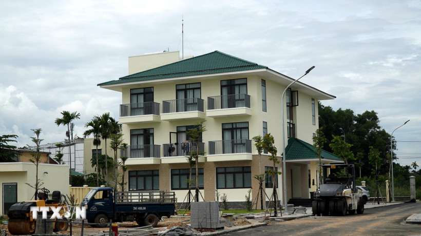 Khối ký túc xá với quy mô 3 tầng, 9 phòng được xây mới, phục vụ chỗ ở công vụ cho cán bộ phía Tây tỉnh Quảng Ngãi. Ảnh: TTXVN