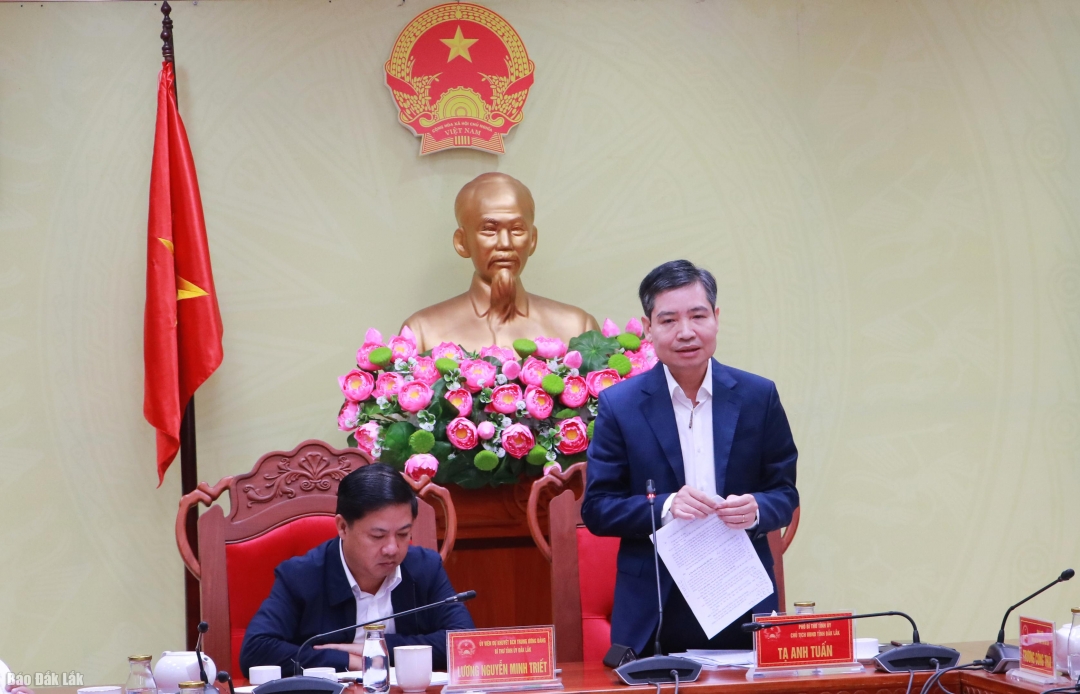 Chủ tịch UBND tỉnh Đắk Lắk Tạ Anh Tuấn báo cáo triển khai Chiến dịch Quang Trung tại tỉnh Đắk Lắk.