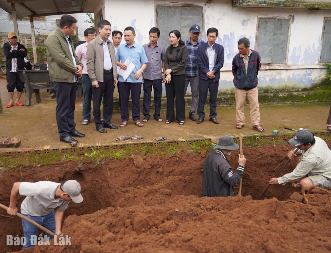 Chủ tịch UBND tỉnh Tạ Anh Tuấn kiểm tra xây dựng nhà tại hộ ông Quảng Văn Hạnh, thôn Xuân Yên, xã Tuy An Tây.