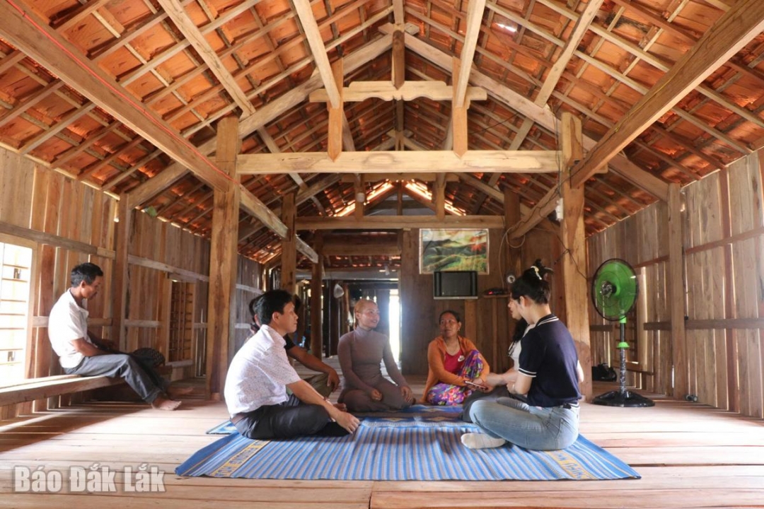 Người dân buôn Lê Diêm (xã Sông Hinh) xây dựng nhà theo lối truyền thống người Ê Đê để phát triển du lịch.