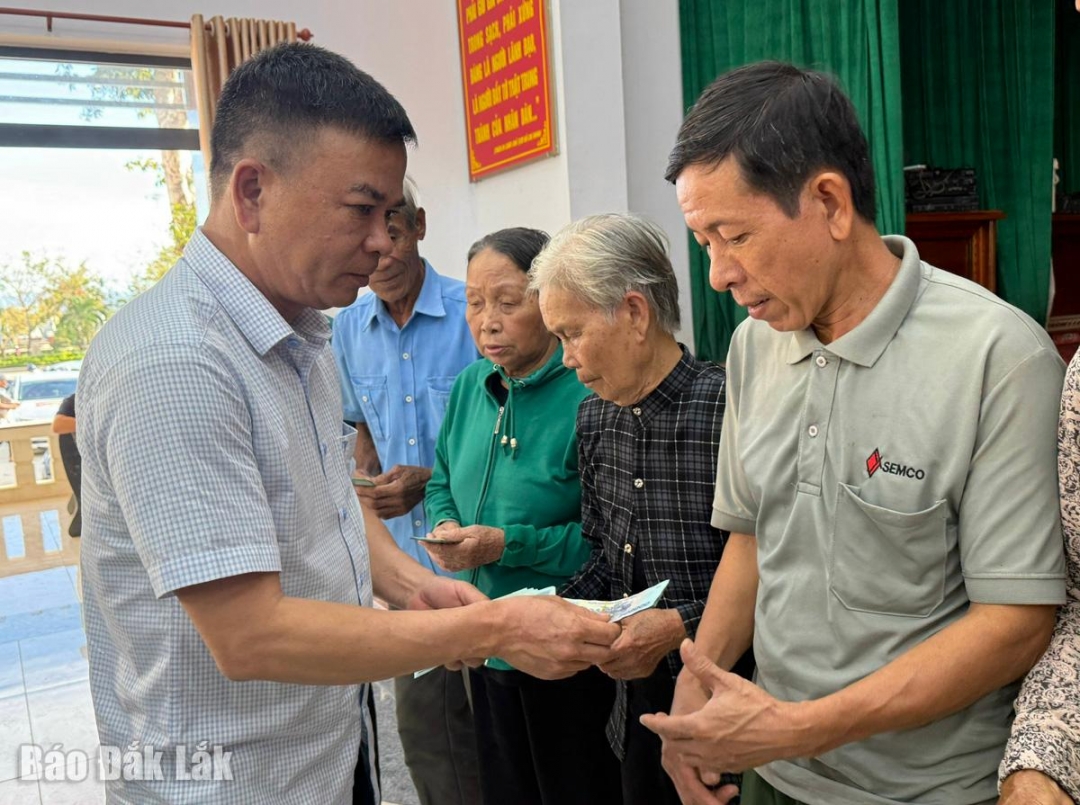 Ông Vũ Lập Công, đại diện Nhóm Thiện nguyện Công Vũ tặng quà hỗ trợ cho các hộ dân có nhà sập của phường Đông Hòa.