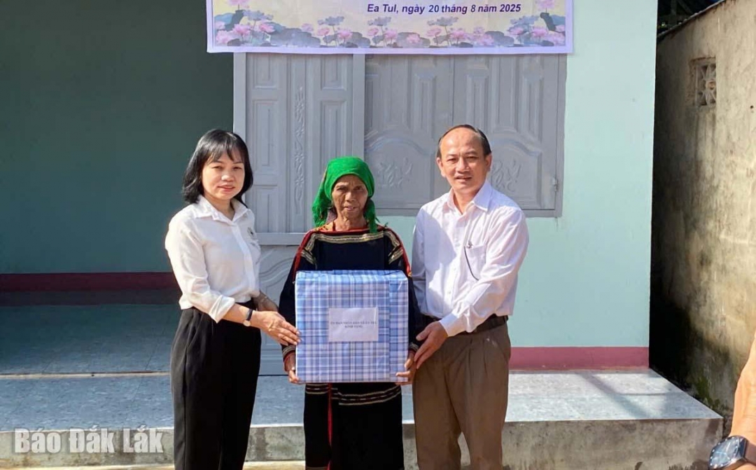 Phó Chủ tịch UBND xã Ea Tul Võ Duy Hòa (bìa phải) bàn cho gia đình bà H Tok Êban, buôn Drai Sí