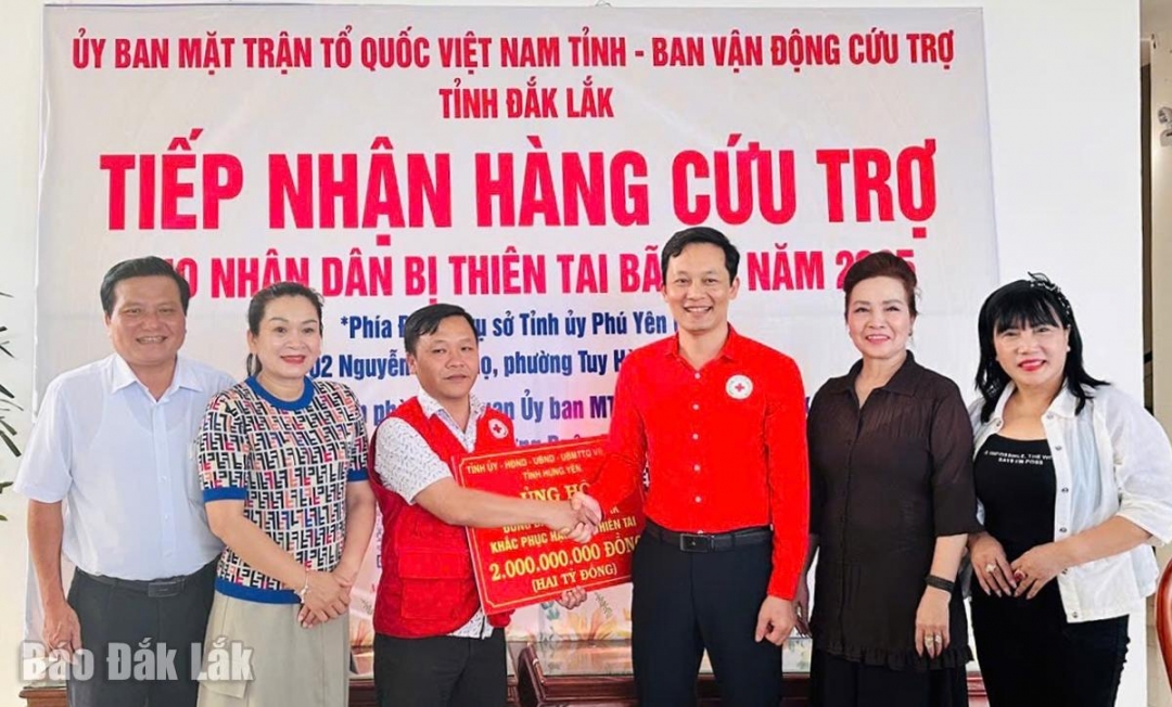 Đại diện Ủy ban MTTQ Việt Nam tỉnh Đắk Lắk tiếp nhận kinh phí hỗ trợ của tỉnh Hưng Yên.