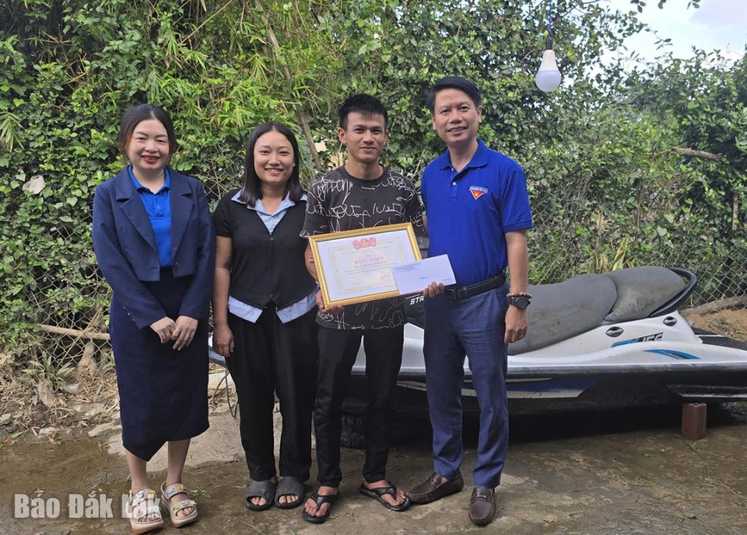 Phó Chủ tịch Ủy ban Mặt trận Tổ quốc Việt Nam tỉnh tặng Bằng khen của Ban Chấp hành Tỉnh đoàn cho anh Nguyễn Văn Minh.