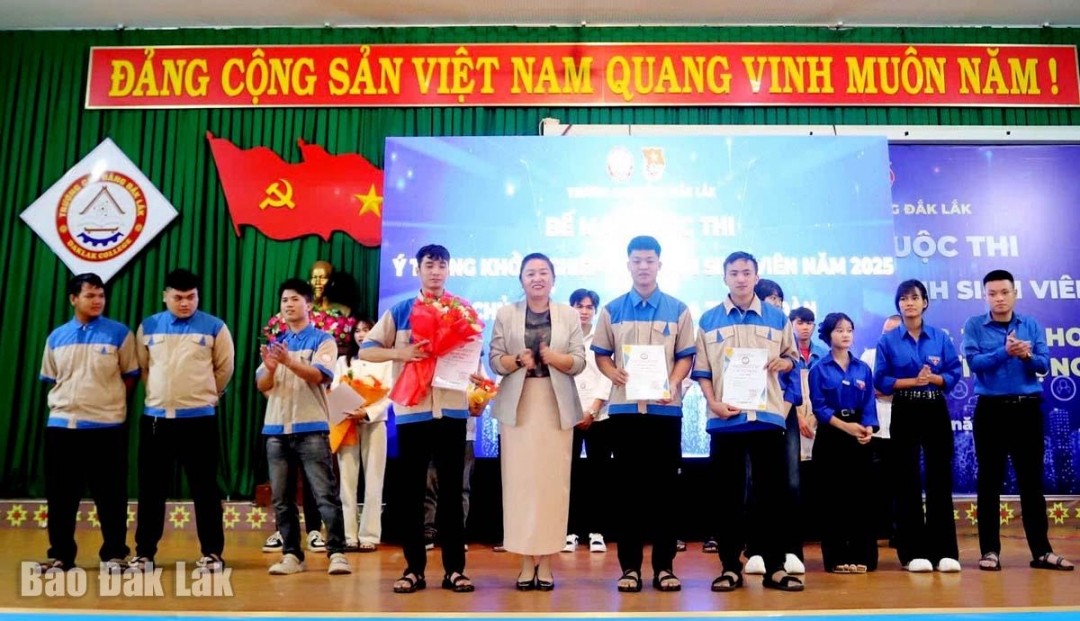 Lãnh đạo nhà trường trao giải nhất cho nhóm tác giả