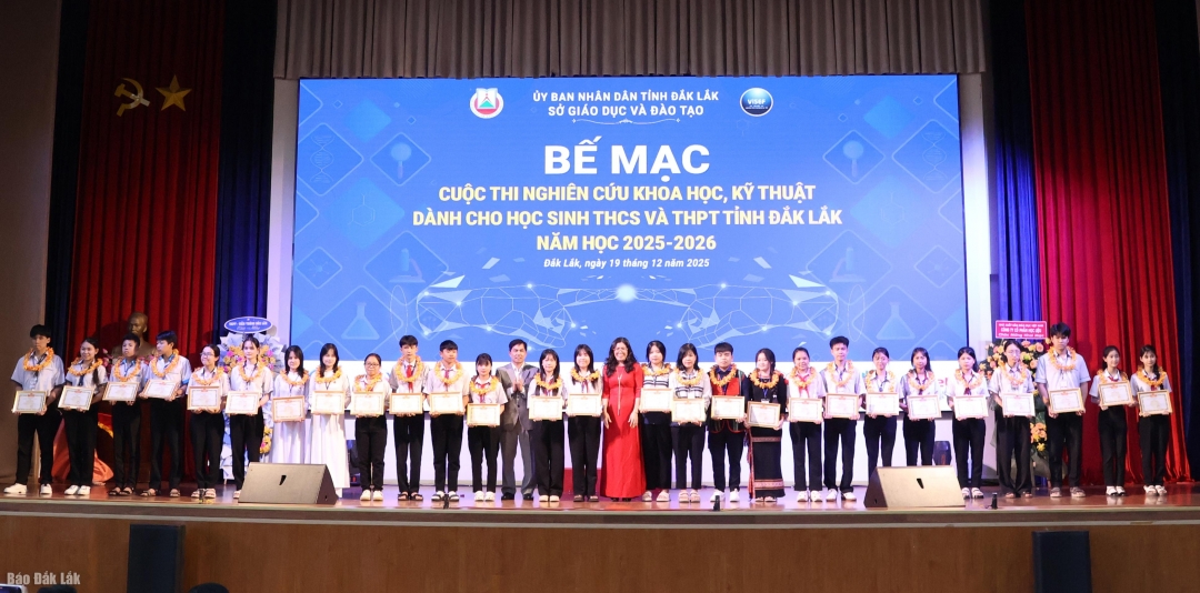 Ban tổ chức cuộc thi trao giải Nhì cho các thí sinh.