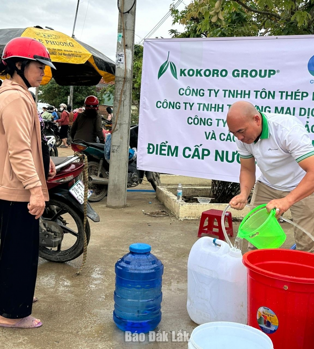 Người dân mang can nhựa, và các dụng cụ chứa nước đến lấy nước sạch về sinh hoạt.