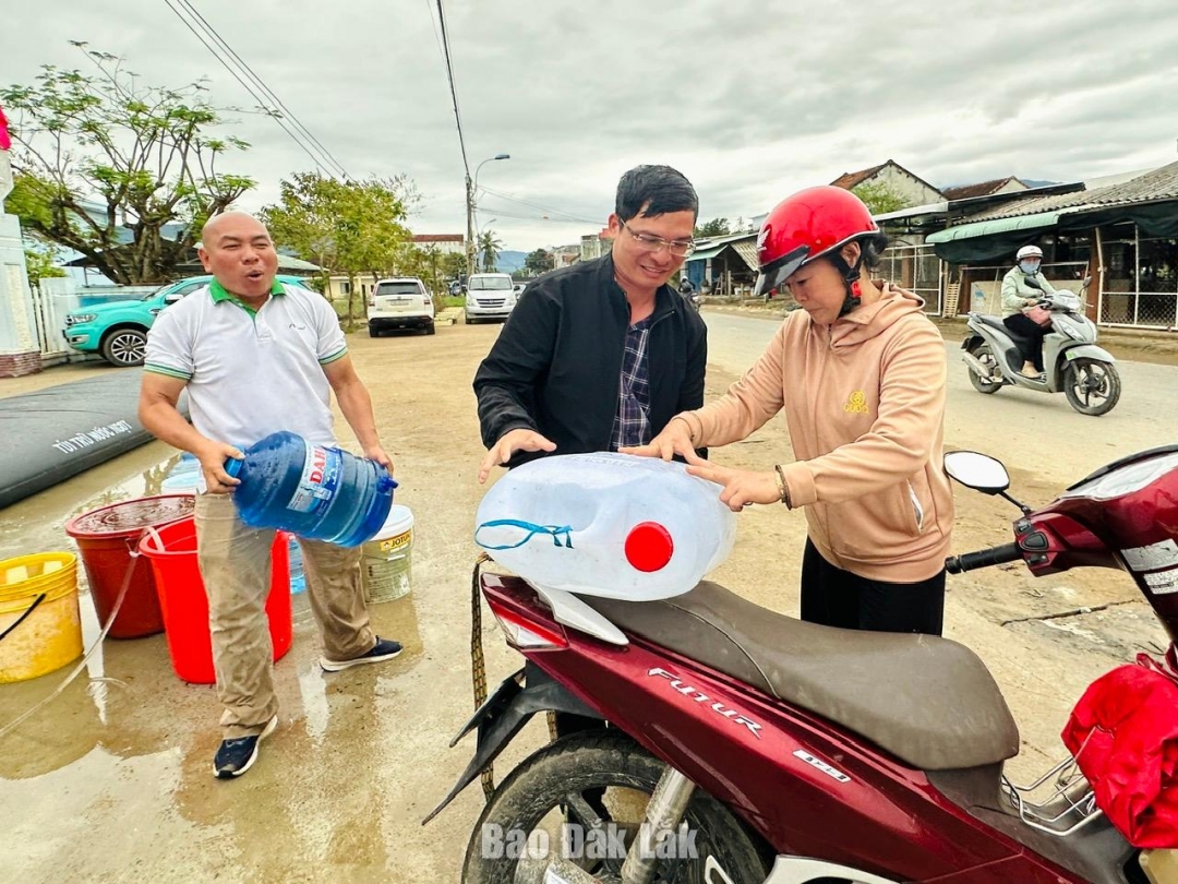 Bí thư Đảng ủy xã Hòa Thịnh Phương Văn Lành trưc tiếp giúp người dân lấy nước sạch và cảm ơn các đơn vị hỗ trợ.