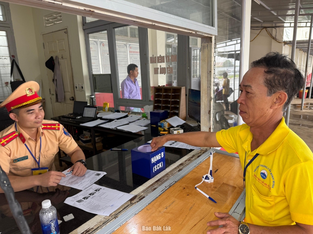 Thí sinh bốc thăm chọn số xe ngẫu nhiên trước khi vào phần thi sát hạch.