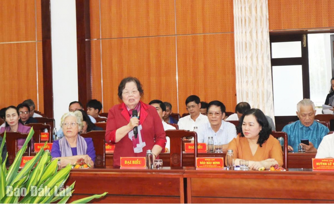 Các thế hệ đại biểu phát biểu chia sẻ kinh nghiệm tại buổi gặp mặt