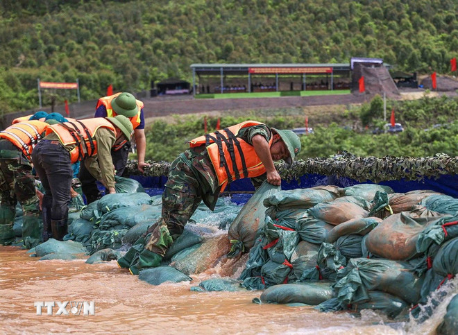 Diễn tập ứng phó sự cố đê điều, hồ đập và tìm kiếm cứu nạn, cứu hộ. Ảnh: TTXVN