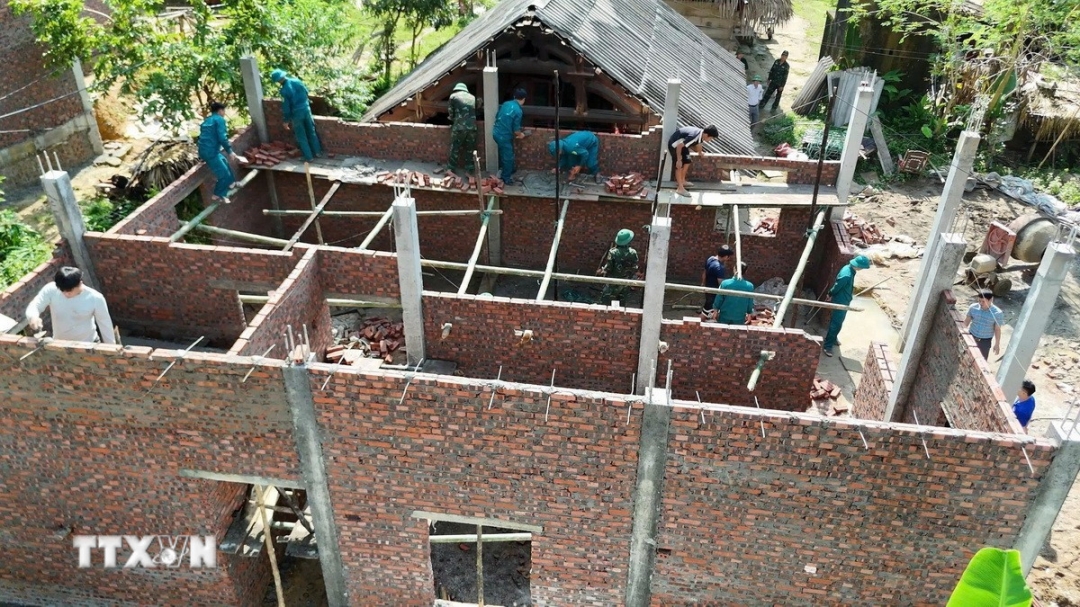 Lực lượng thuộc Bộ Chỉ huy quân sự tỉnh Phú Thọ chung sức giúp đồng bào xóa nhà tạm, nhà dột nát tại xã Xuân Đài. Ảnh: TTXVN