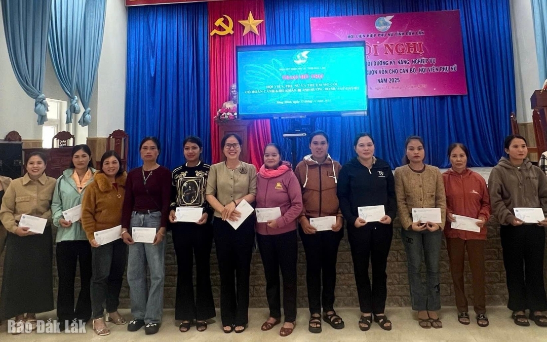 Hội Liên hiệp Phụ nữ tỉnh Đắk Lắk tặng quà cho phụ nữ có hoàn cảnh khó khăn xã Sông Hinh