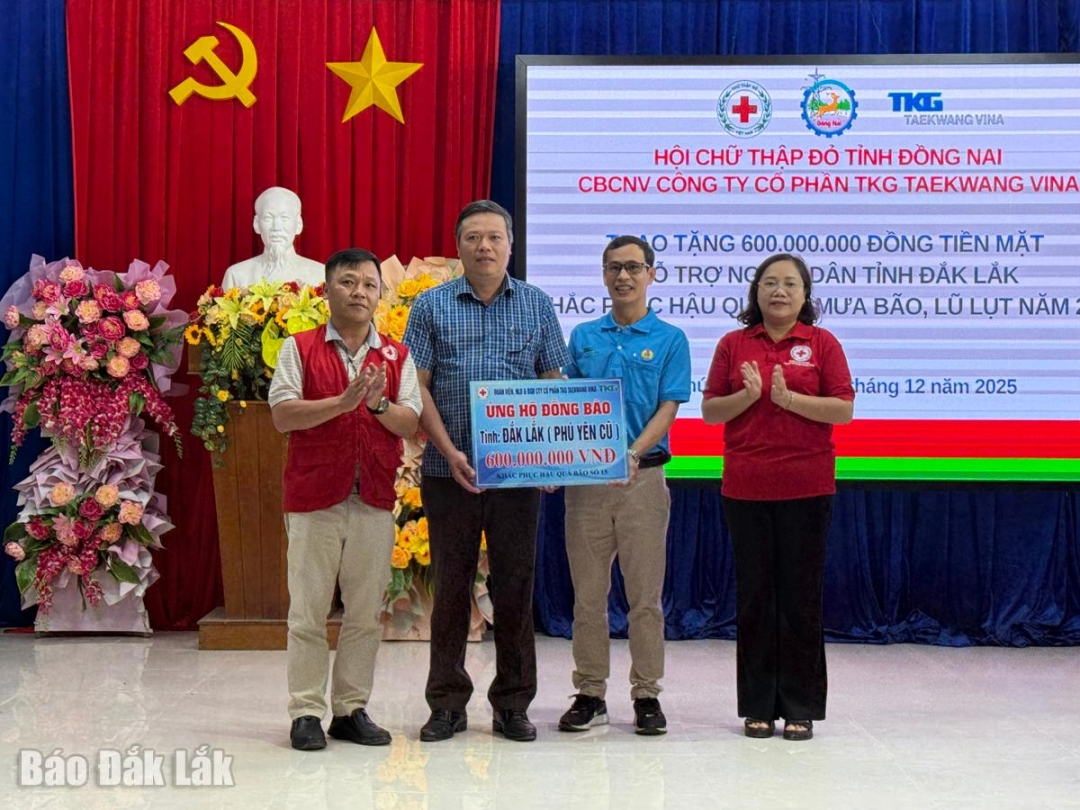 Lãnh đạo Hội Chữ Thập đỏ Đồng Nai và Công ty Cổ phần TKG Taekwang Vina trao bản tượng trưng hỗ trợ cho địa phương.
