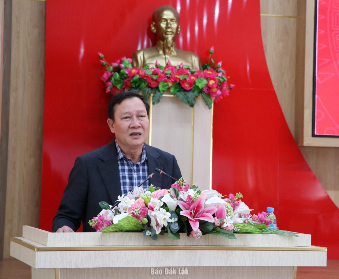 Ủy viên Ban Thường vụ Tỉnh ủy, Bí thư Đảng ủy phường Buôn Ma Thuột Trần Phú Hùng chủ trì hội nghị.