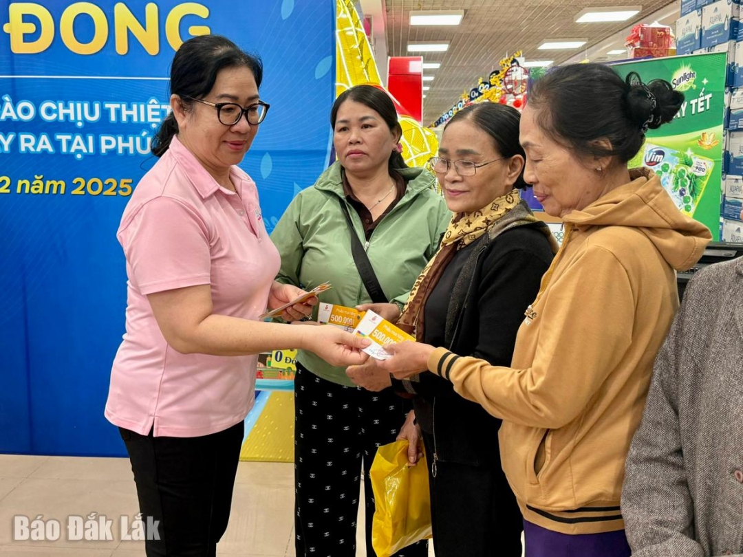 Chủ tịch Hội Nữ doanh nhân Phú Yên trao phiếu mua hàng miễn phí cho phụ nữ nghèo phường Phú Yên.