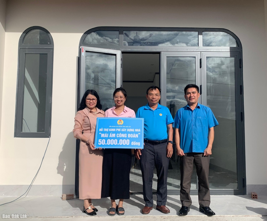 LĐLĐ tỉnh trao bảng hỗ trợ kinh phí xây nhà cho chị Nguyễn Thị Minh Phương