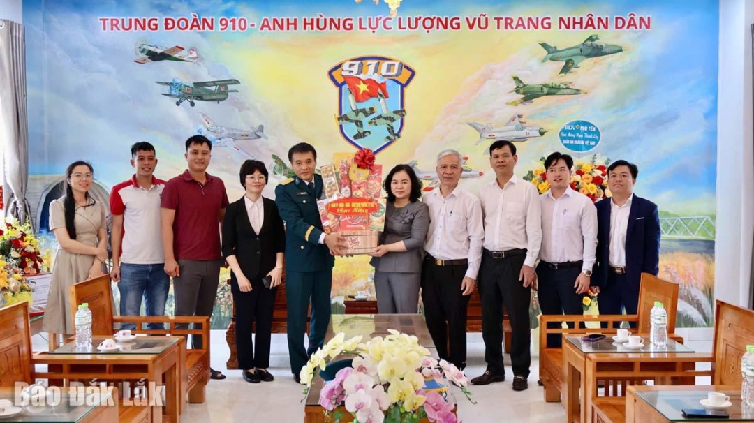 Đồng chí Đào Bảo Minh, Ủy viên Ban Thường vụ Tỉnh ủy, Bí thư Đảng ủy phường Tuy Hòa, thăm chúc mừng cán bộ, chiến sĩ Trung đoàn Không quân 910. 