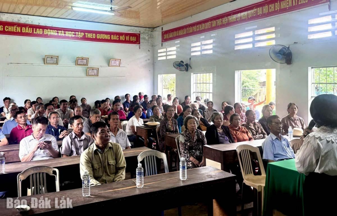Đông đảo người dân ở thôn Cư H’Lâm nghe tuyên truyền viên phổ biến, giáo dục pháp luật