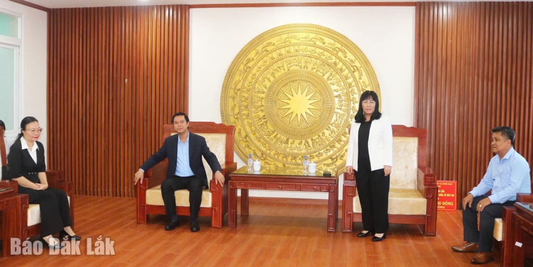 Đồng chí Hồ Thị Nguyên Thảo, Ủy viên Ban Thường vụ Tỉnh ủy, Phó Chủ tịch Thường trực UBND tỉnh Đắk Lắk thông tin về tình hình thiệt hại và công tác khắc phục bão lũ trên địa bàn tỉnh với đoàn.