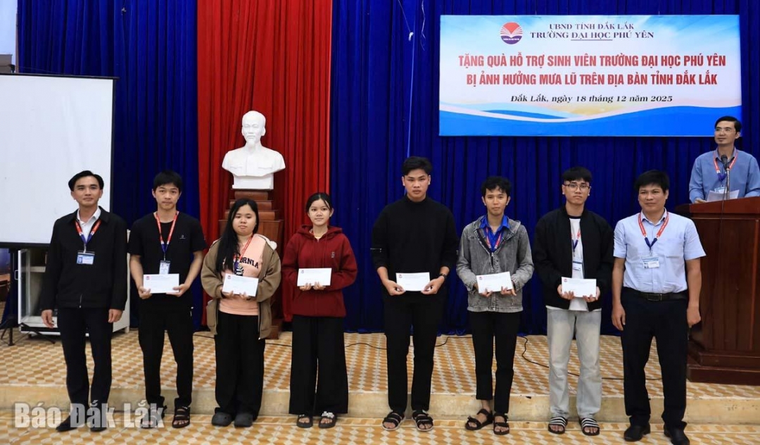 Lãnh đạo Trường Đại học Phú yên trao quà cho sinh viên.