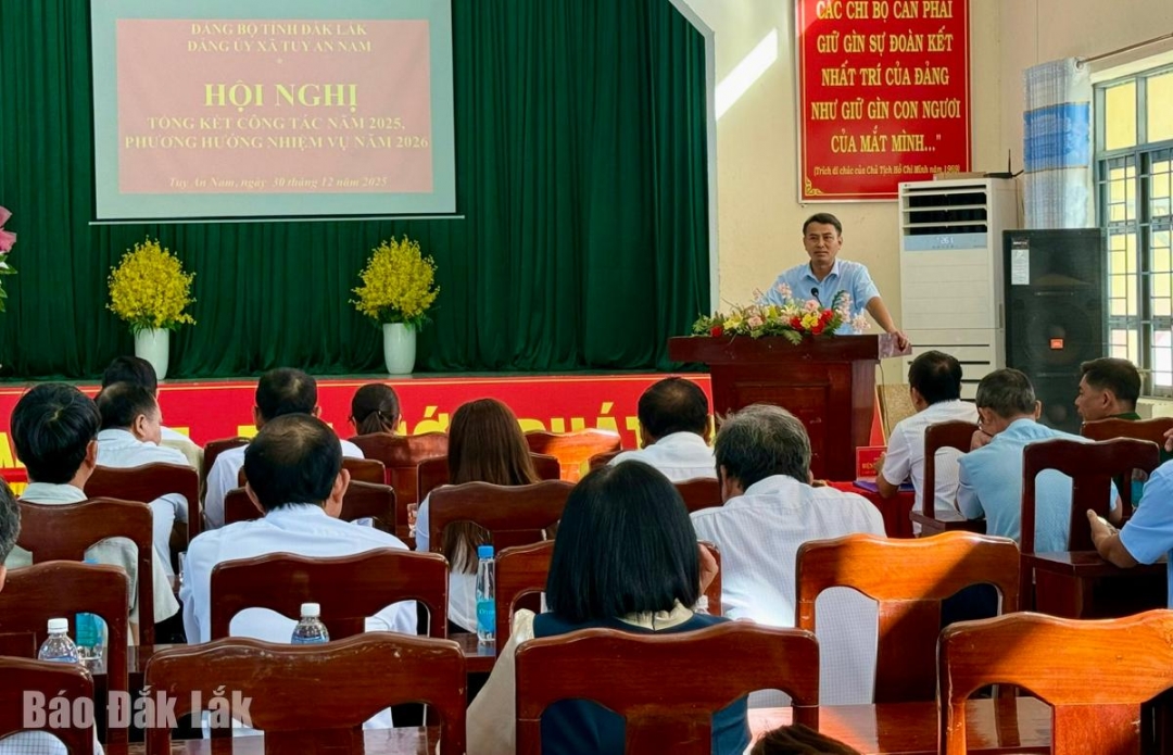 Bí thư Đảng ủy, Chủ tịch HĐND xã Ngô Tấn Lang phát biểu kết luận tại hội nghị