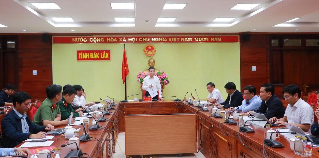 Chủ tịch UBND tỉnh Tạ Anh Tuấn chủ trì buổi làm việc.