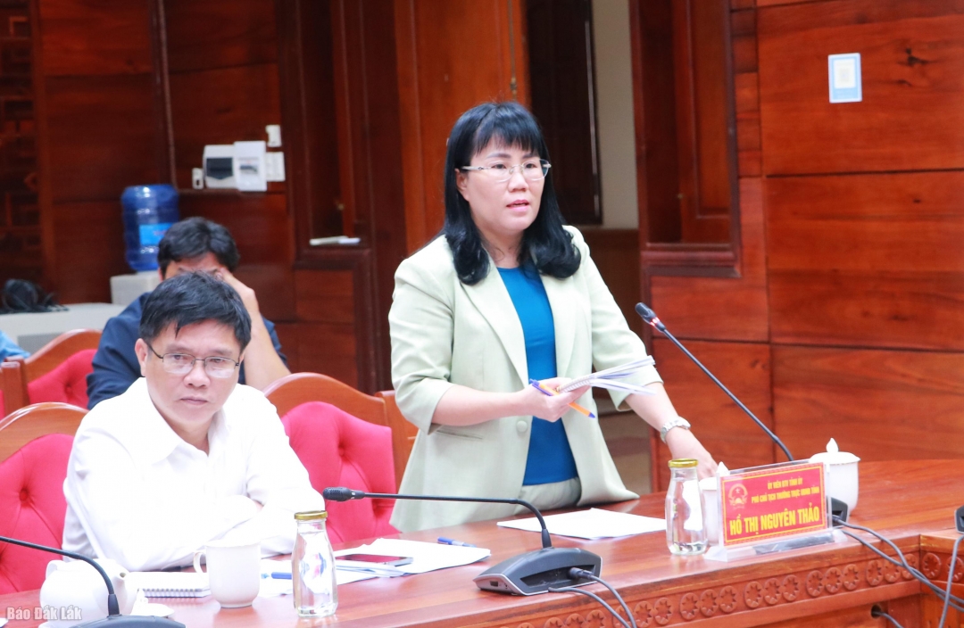 Ủy viên Ban thường vụ, Phó Chủ tịch thường trực UBND tỉnh Hồ Thị Nguyên Thảo yêu cầu các đơn vị, địa phương phối hợp giải quyết nhanh các vướng mắc để sớm khởi công xây dựng, sửa chữa nhà ở cho người dân.