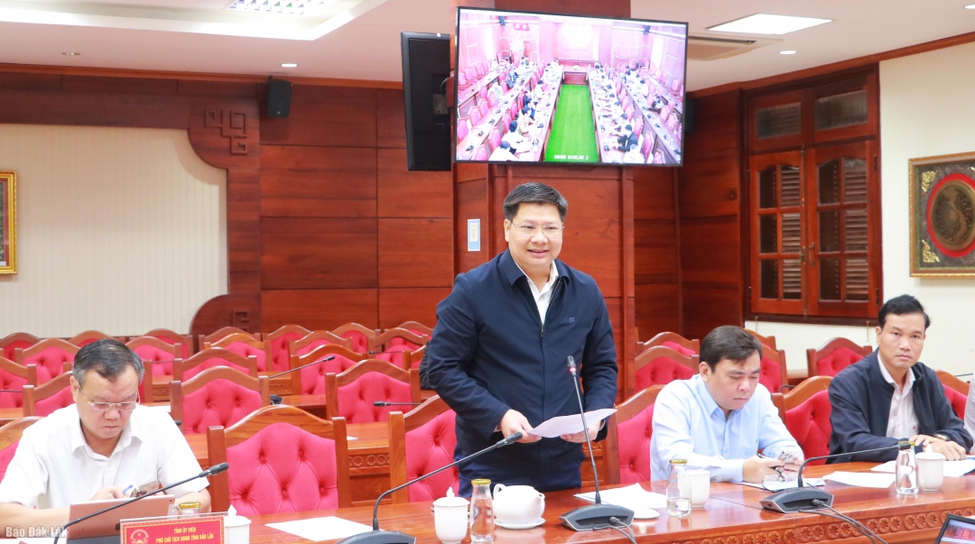 Giams đốc Sở Xây dựng Cao Đình Huy báo cáo về tiến độ triển khai Chiến dịch Quang Trung.