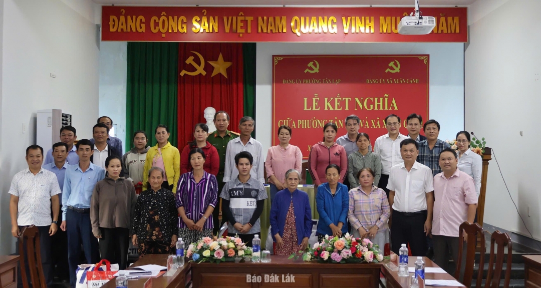 Lãnh đạo phường Tân Lập và xã Xuân Cảnh trao quà cho các hộ dân bị thiệt hại nặng do thiên tai.