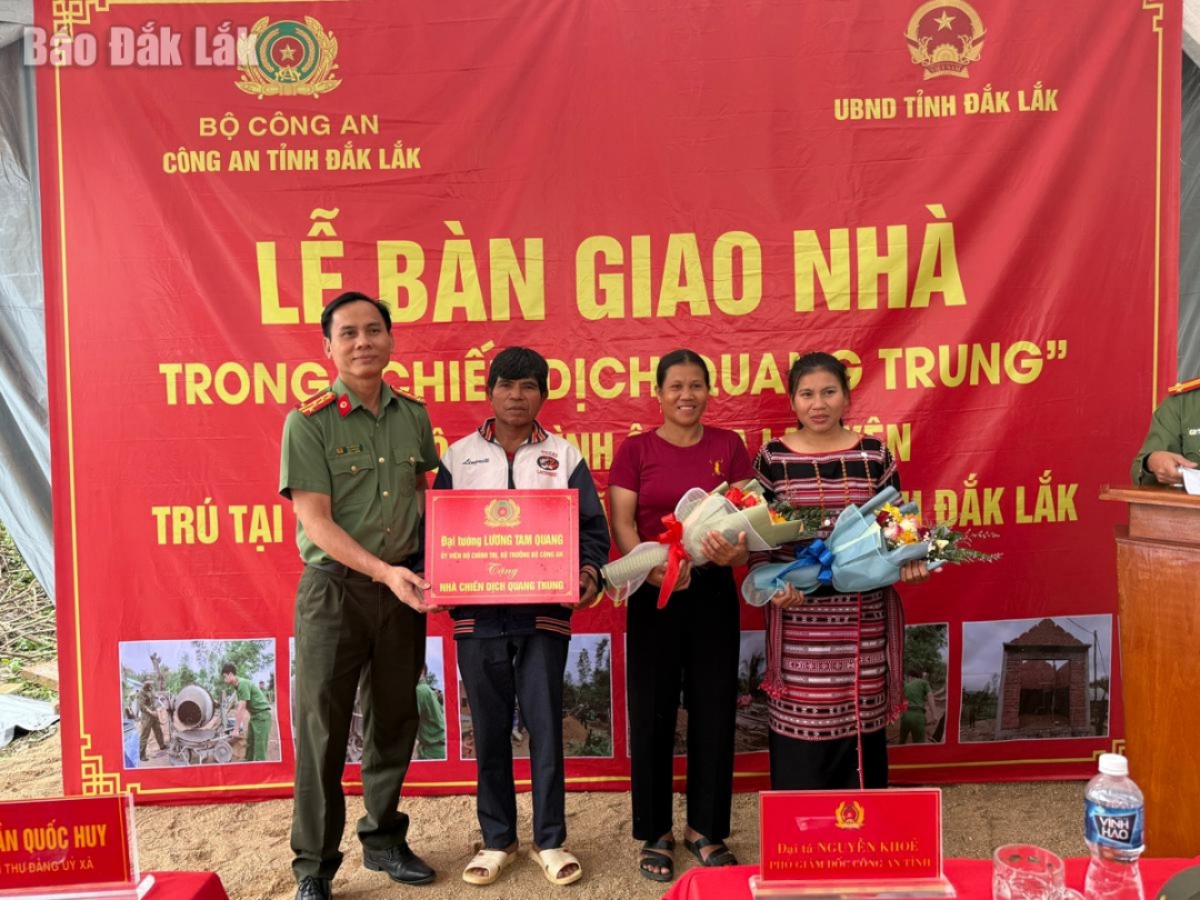 Thừa ủy quyền của Đại tướng Lương Tam Quang, Ủy viên Bộ Chính trị, Bí thư Đảng ủy Công an Trung ương, Bộ trưởng Bộ Công an, Đại tá Nguyễn Khỏe đã trao phần quà của Bộ trưởng cho gia đình ông La Lan Yên.