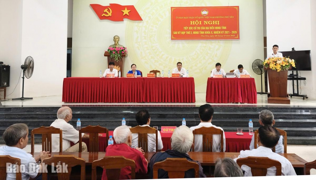 Quang cảnh buổi tiếp xúc cử tri tại phường Phú Yên.