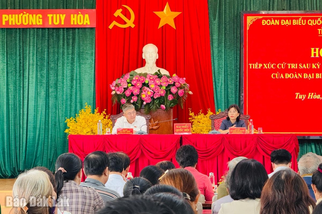 Quang cảnh hội nghị tiếp xúc cử tri.