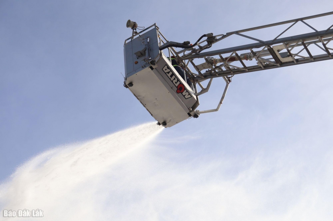 phun bọt chữa cháy từ trên cao.