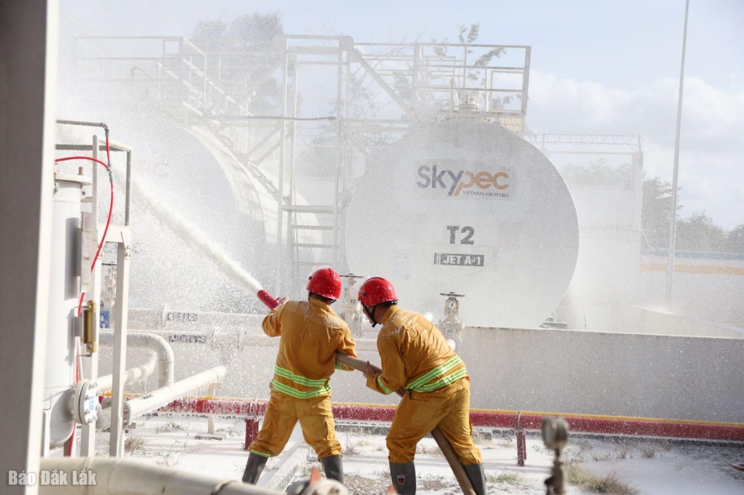 Lực lượng cơ sở triển khai phương án chữa cháy khi phát hiện hỏa hoạn.